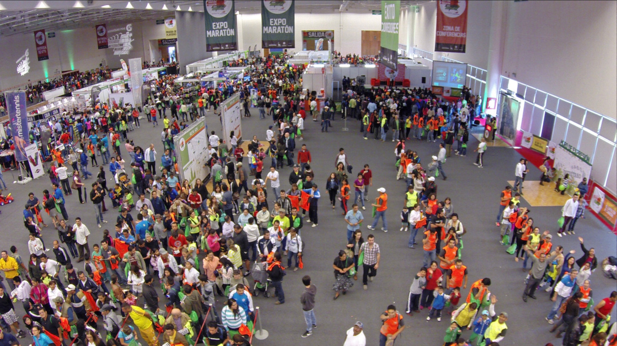 Querétaro Marathon — Expo Maratón interior con stands y miles de visitantes