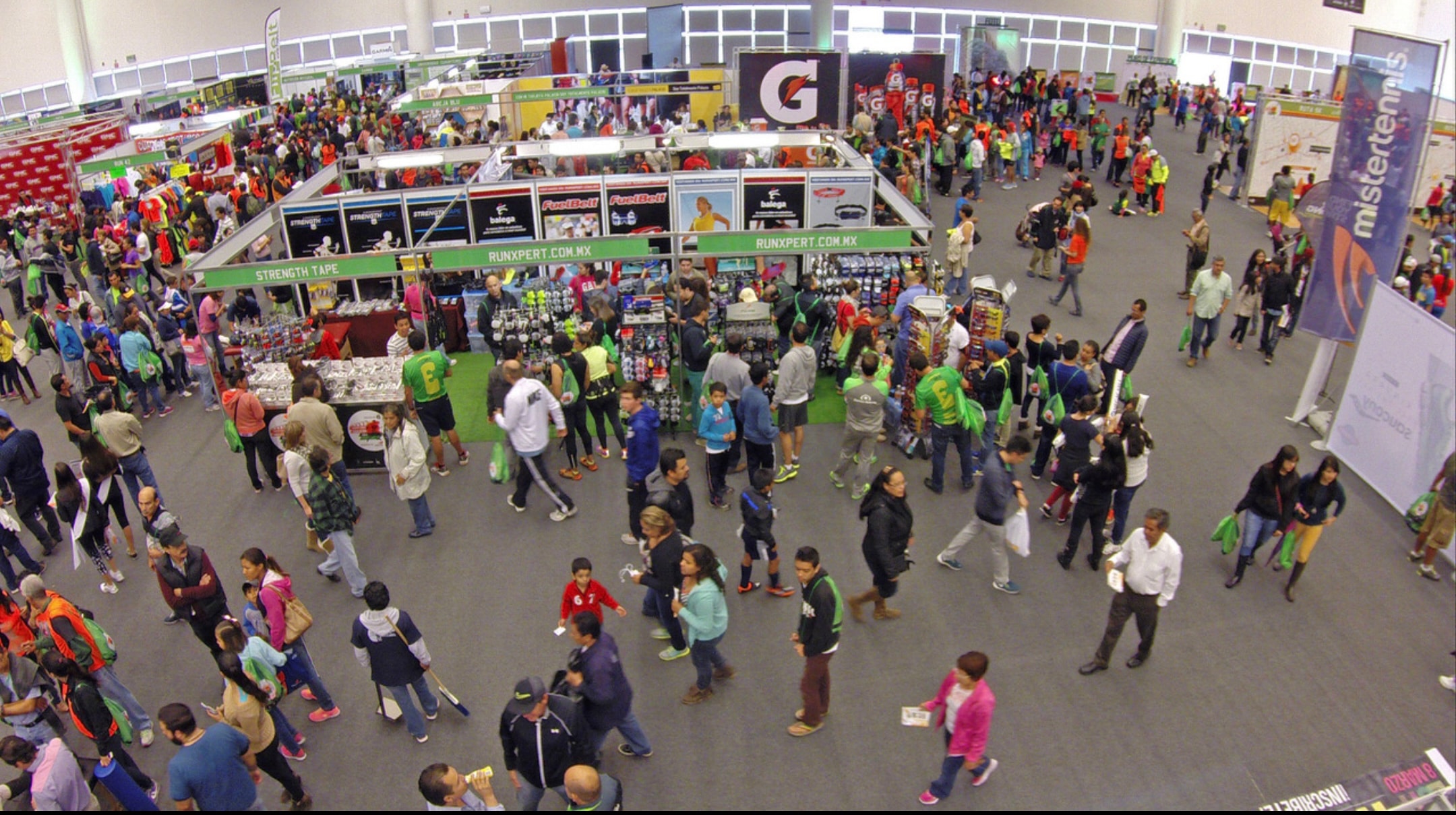 Querétaro Marathon — Expo Maratón con stand de Gatorade y corredores