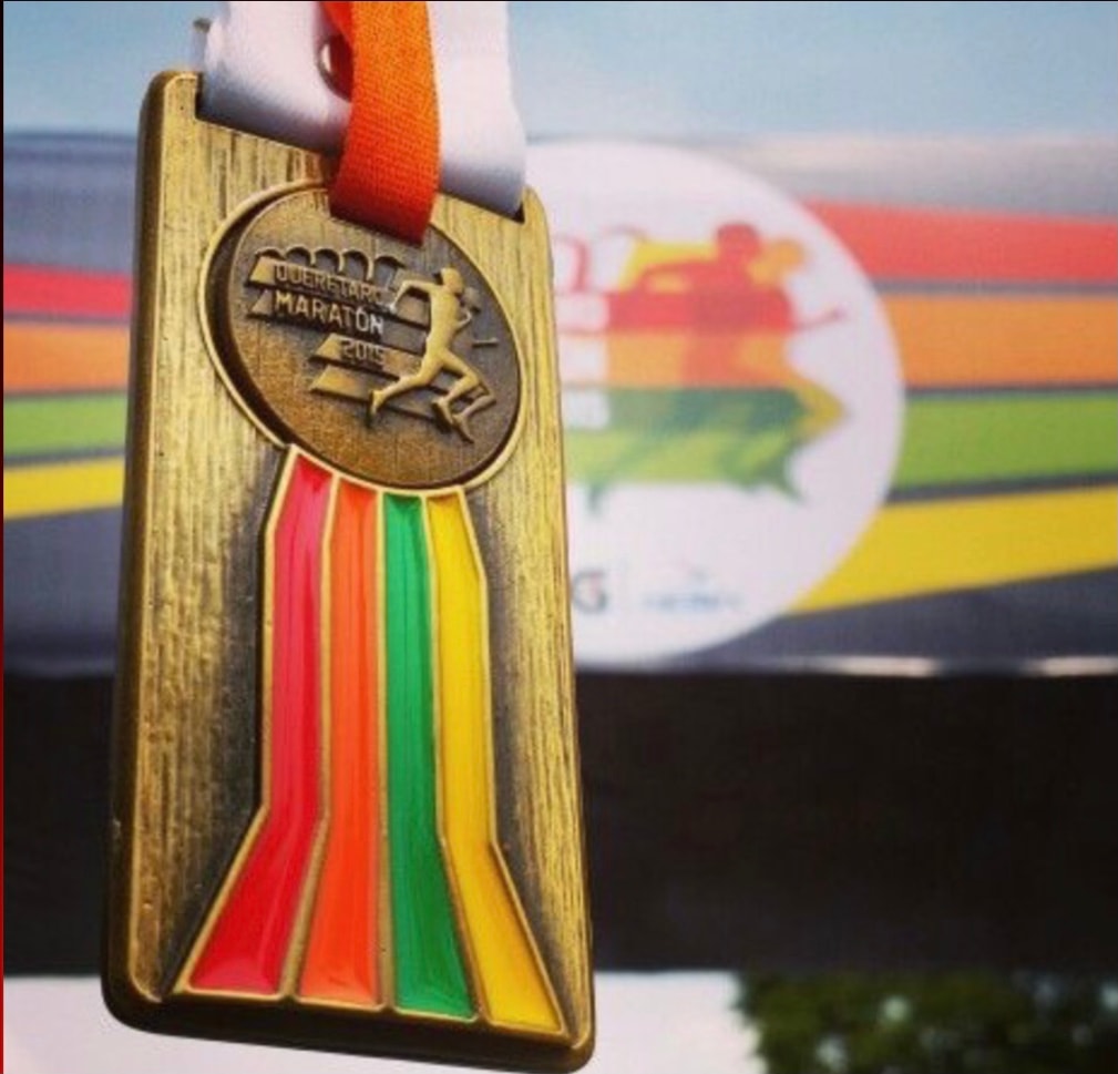 Querétaro Maratón 2015 — medalla oficial con listón multicolor