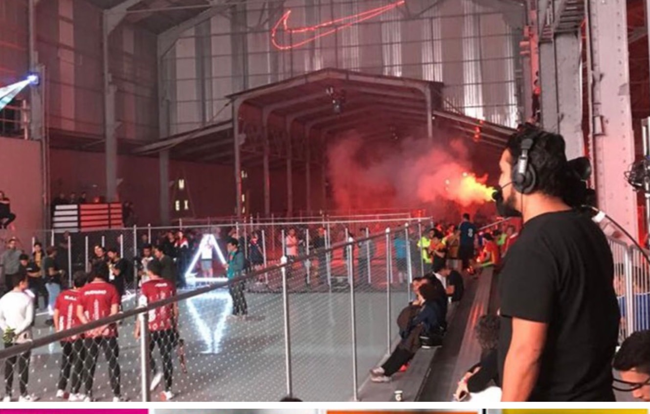 Partido de fútbol 3v3 en la jaula del Nike Scorpion Knockout — jugadores con playeras Nike verde y negro