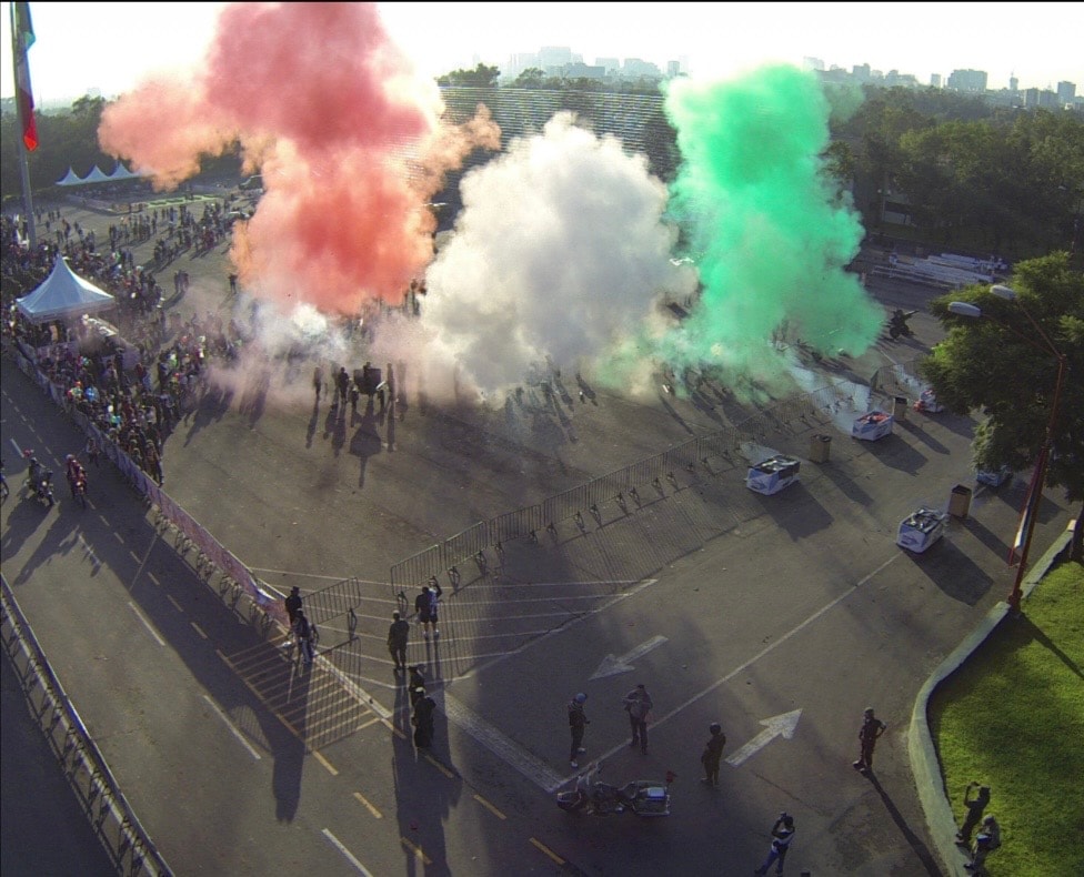 Sedena Run — arranque con humo tricolor rojo, blanco y verde