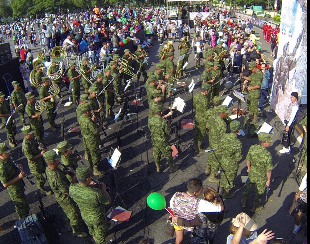 Sedena Run — banda militar tocando instrumentos de viento en la carrera