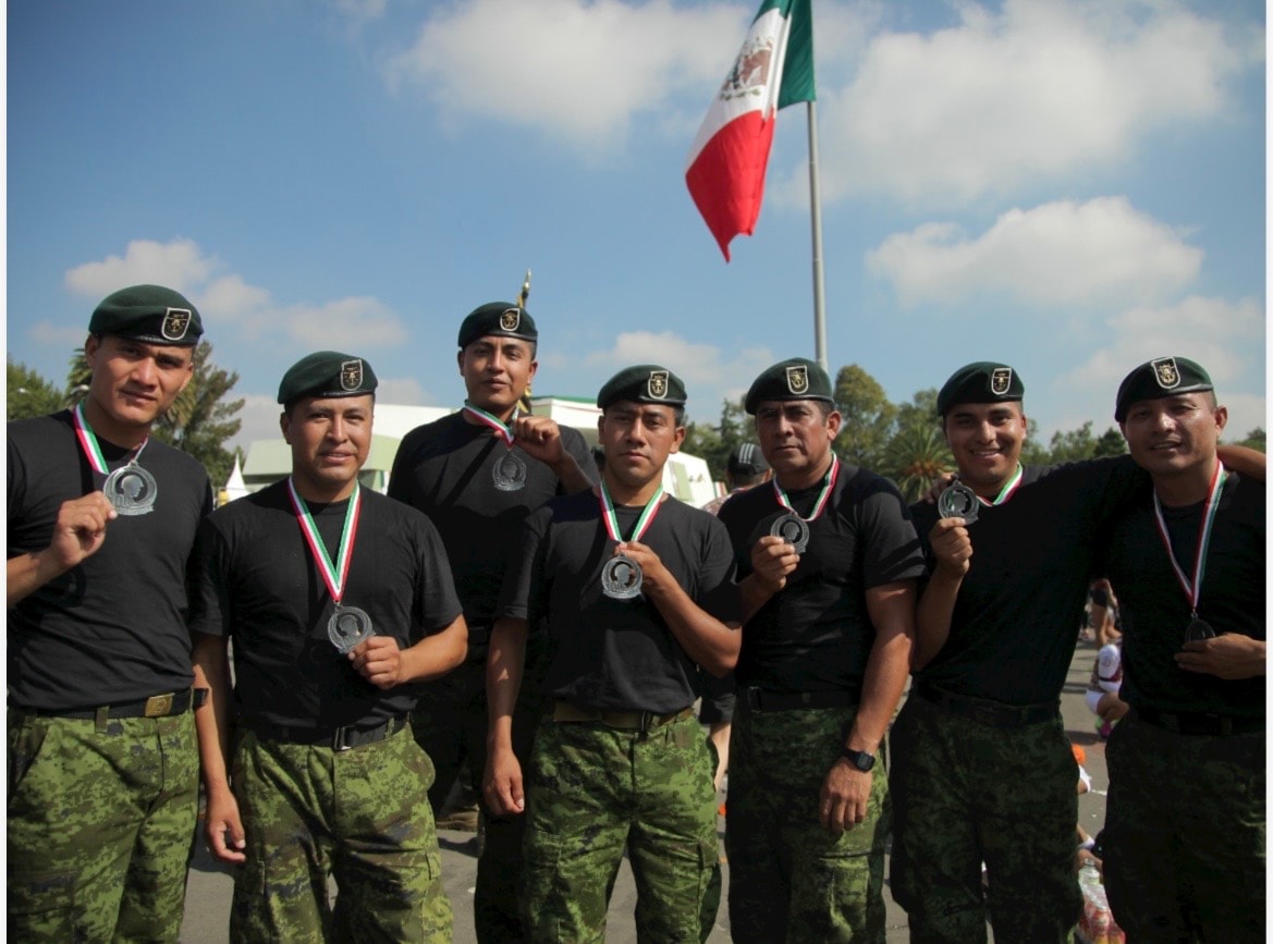 Sedena Run — militares con medallas frente a la bandera de Mexico