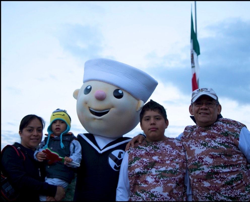 Sedena Run — familia con mascota del ejército y bandera de Mexico