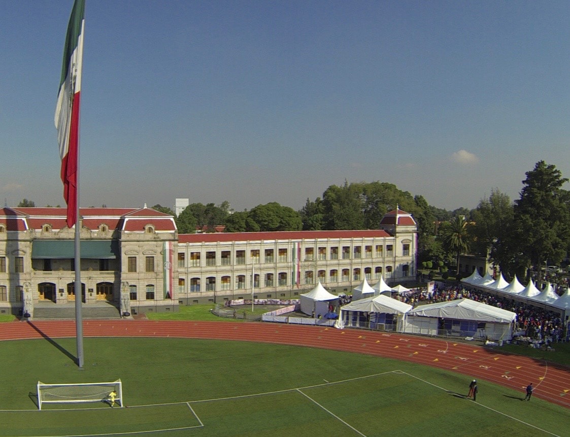Sedena Run — instalaciones del Heroico Colegio Militar con bandera