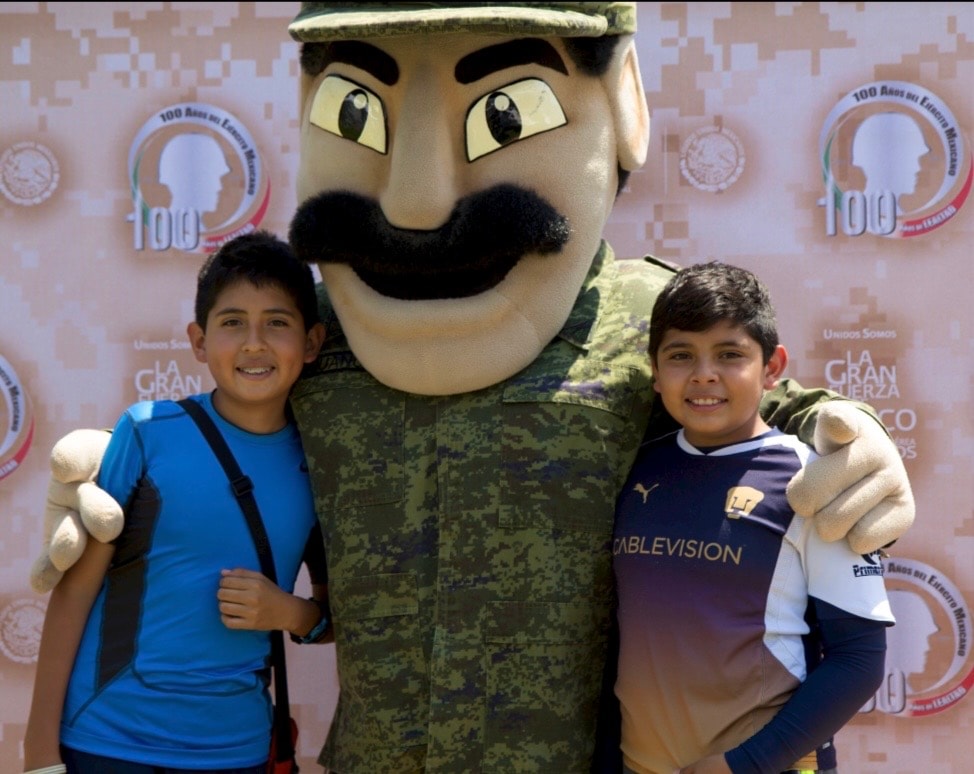 Sedena Run — niños con mascota del Centenario del Ejército Mexicano