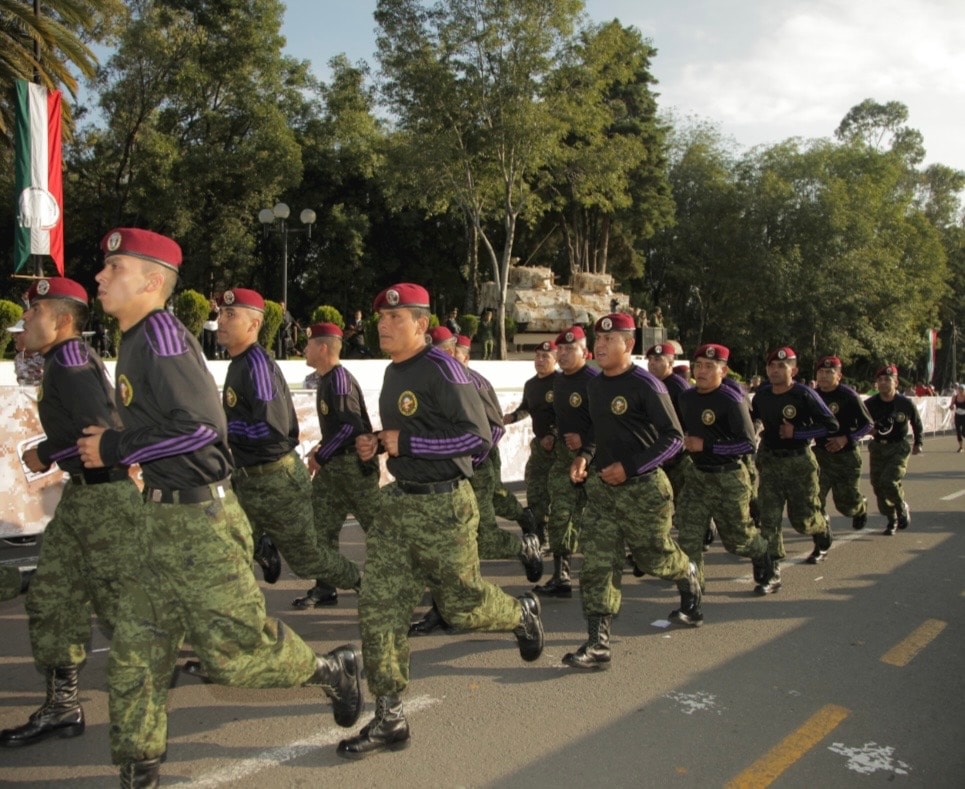 Sedena Run — tropa corriendo en formación durante la carrera