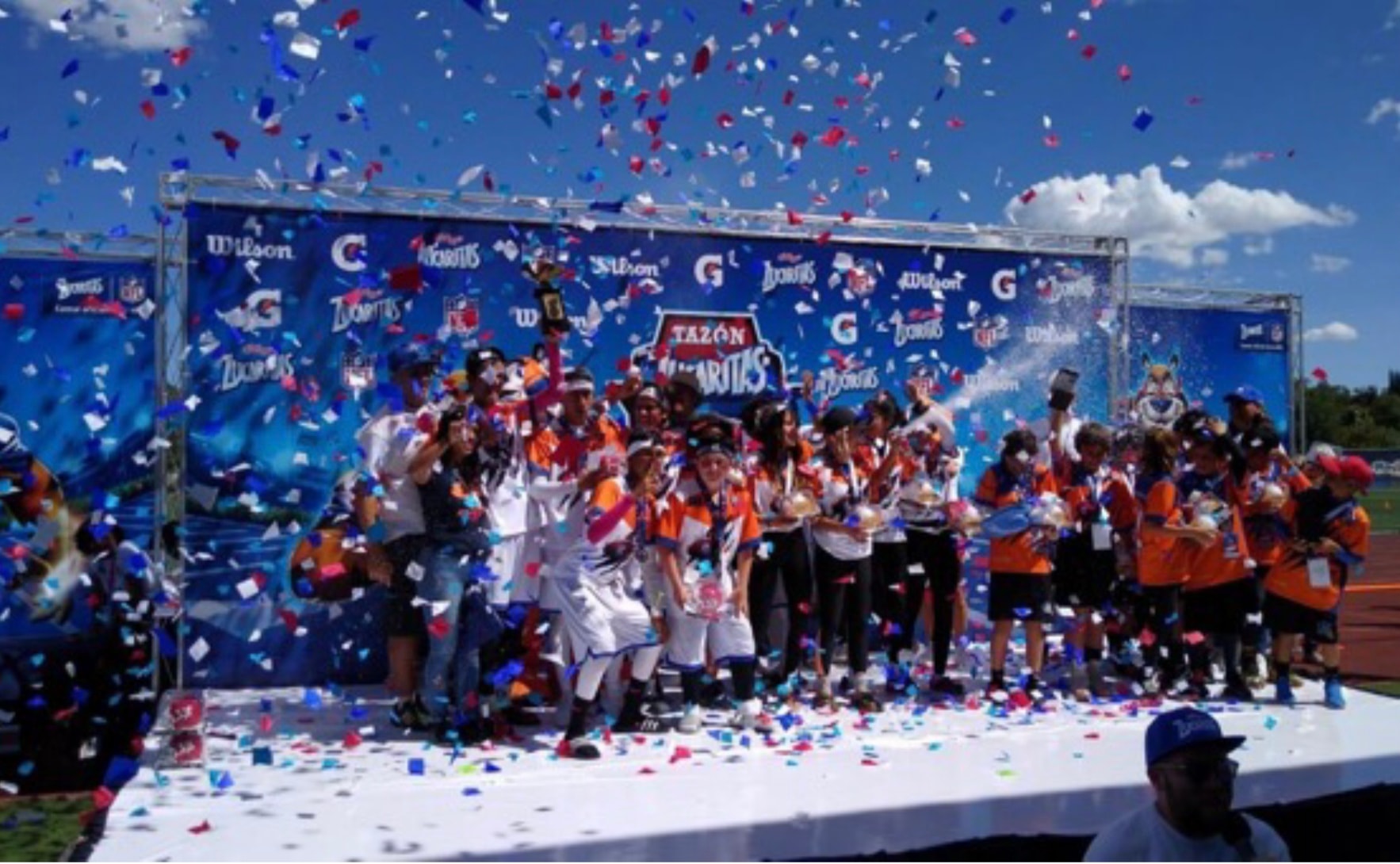 Tazón Zucaritas — equipo campeón celebrando en el podio con confeti azul, rojo y blanco