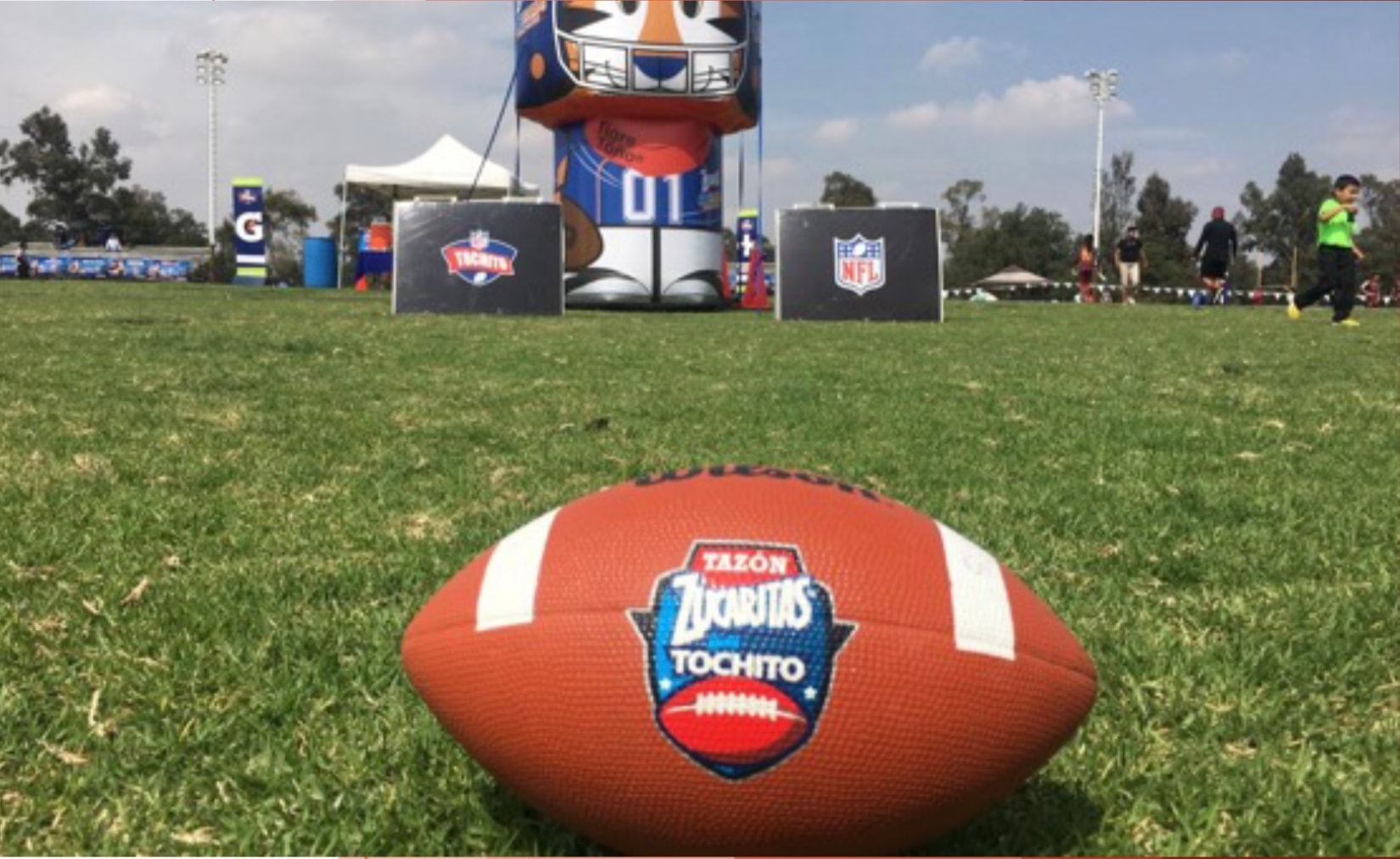 Tazón Zucaritas Tochito — balón oficial con logo en campo de juego