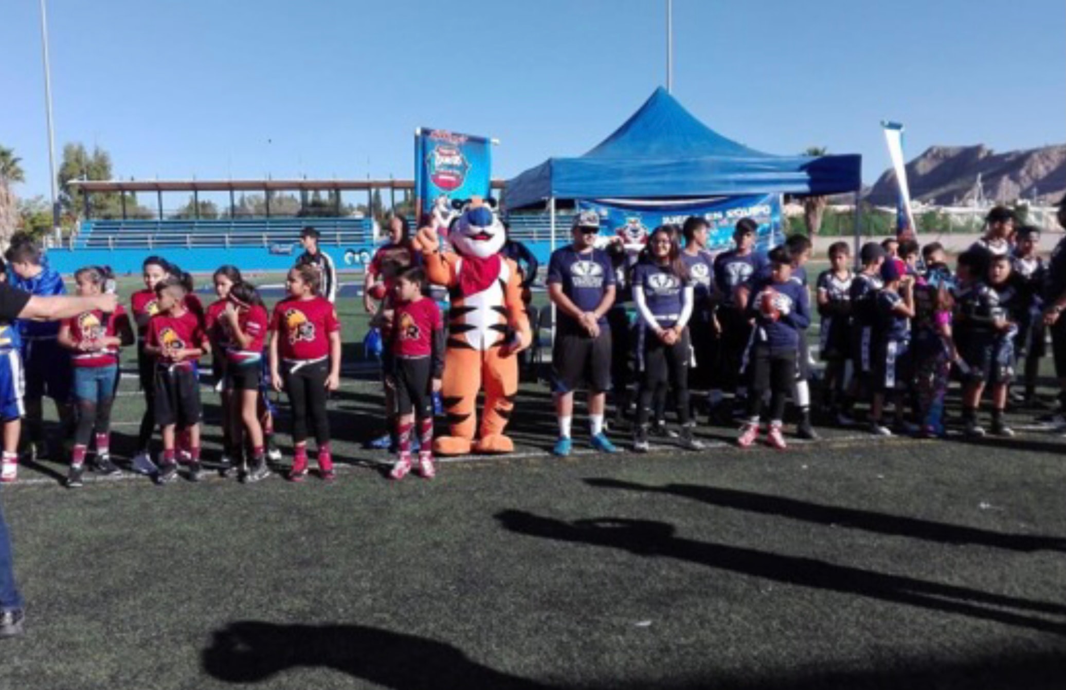 Tazón Zucaritas Tochito — niños y Tony el Tigre posando en grupo en el campo de juego