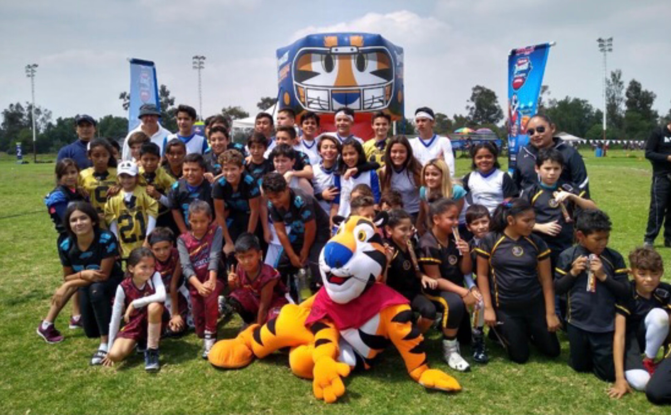 Tazón Zucaritas Tochito — equipos juveniles con Tony el Tigre en estadio de tochito